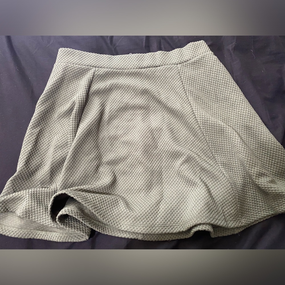 H&M Divided Skirt Women’s Medium Green Flowy